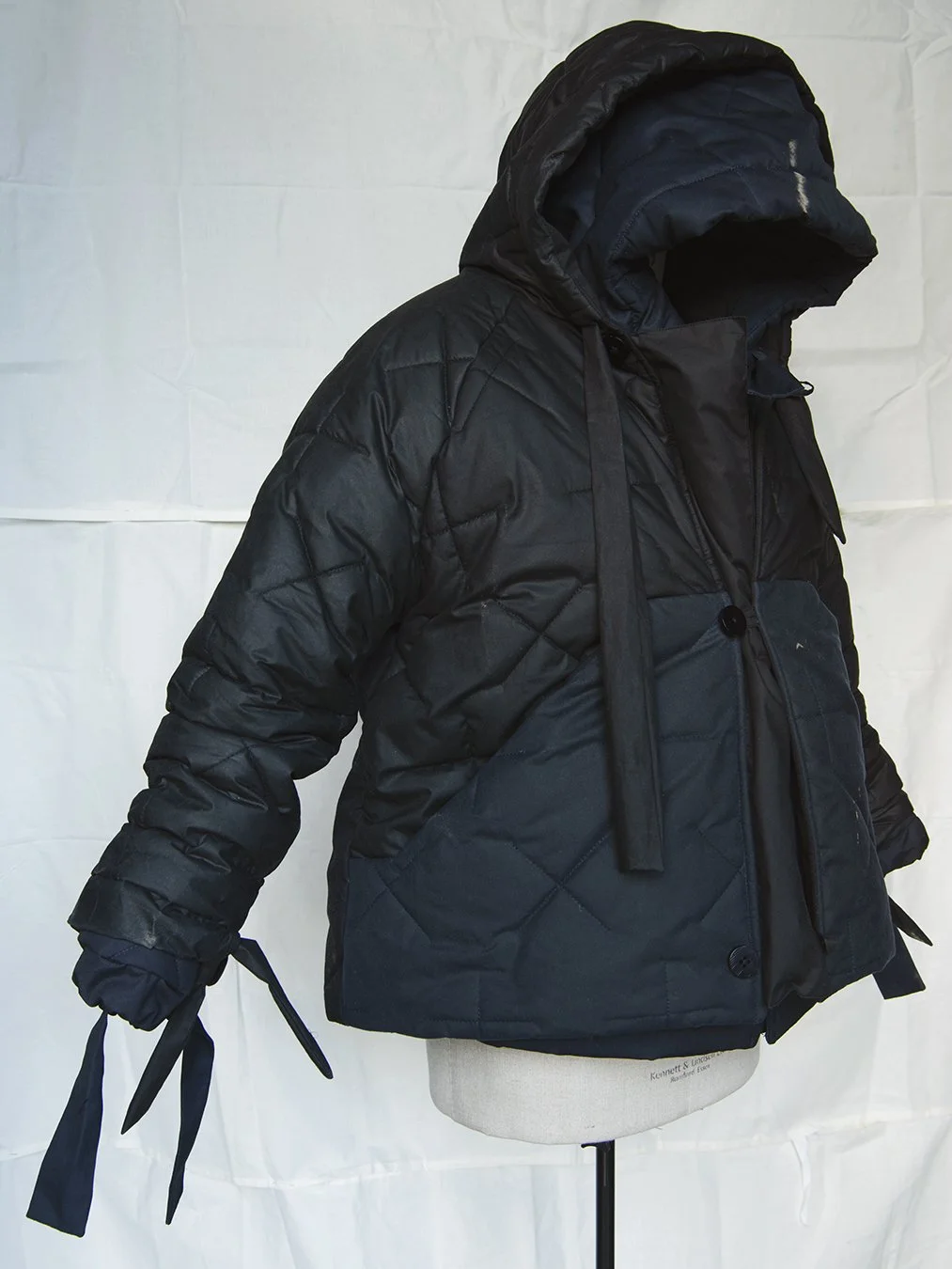 【PHOEBE ENGLISH】背面プリーツ Hooded Coat black LAVENHAM COLLABORATION — PHOEBE ENGLISH